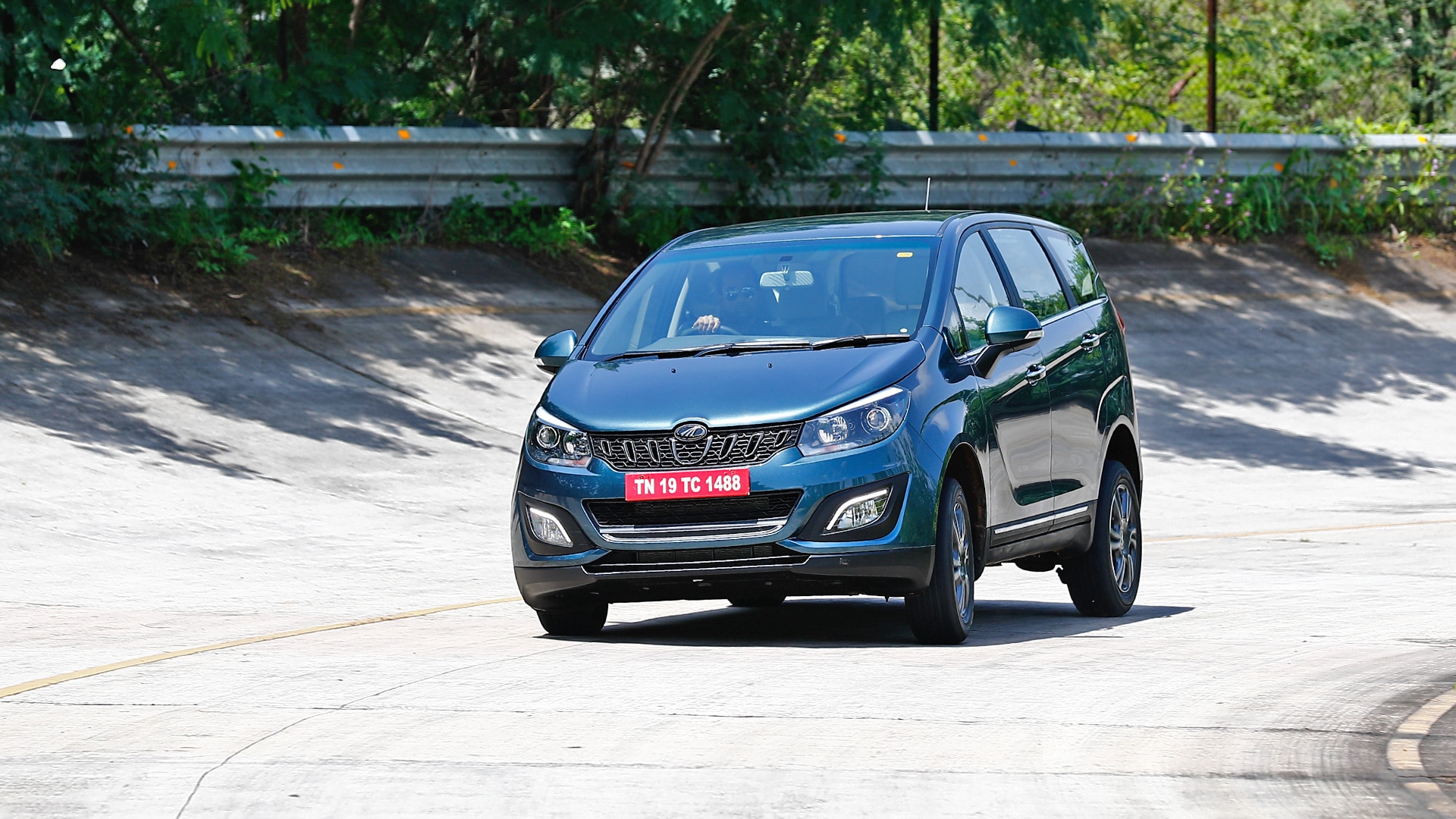 Mahindra Marazzo 2018 M8 Exterior