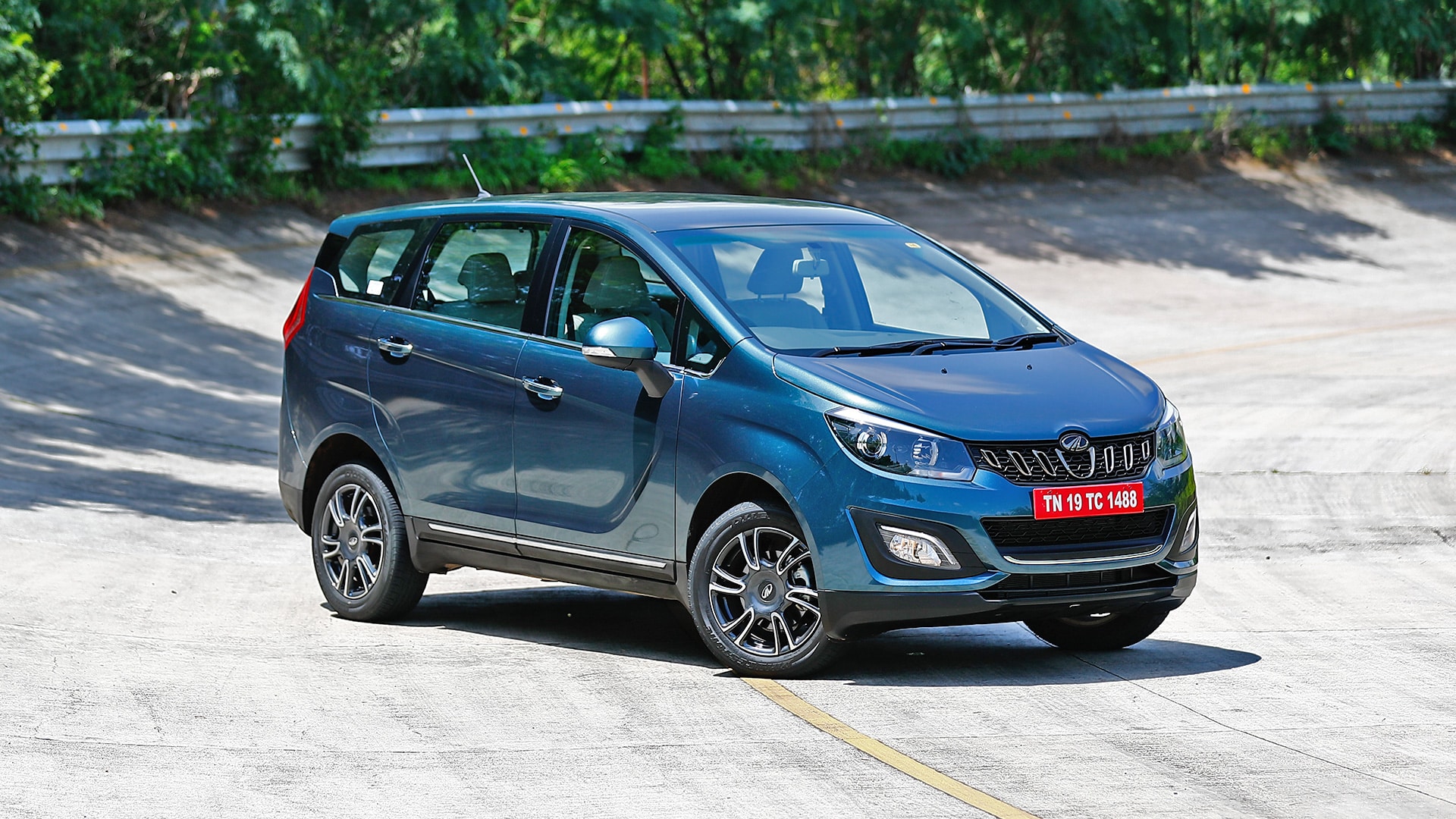 Mahindra Marazzo 2018 M8 Exterior