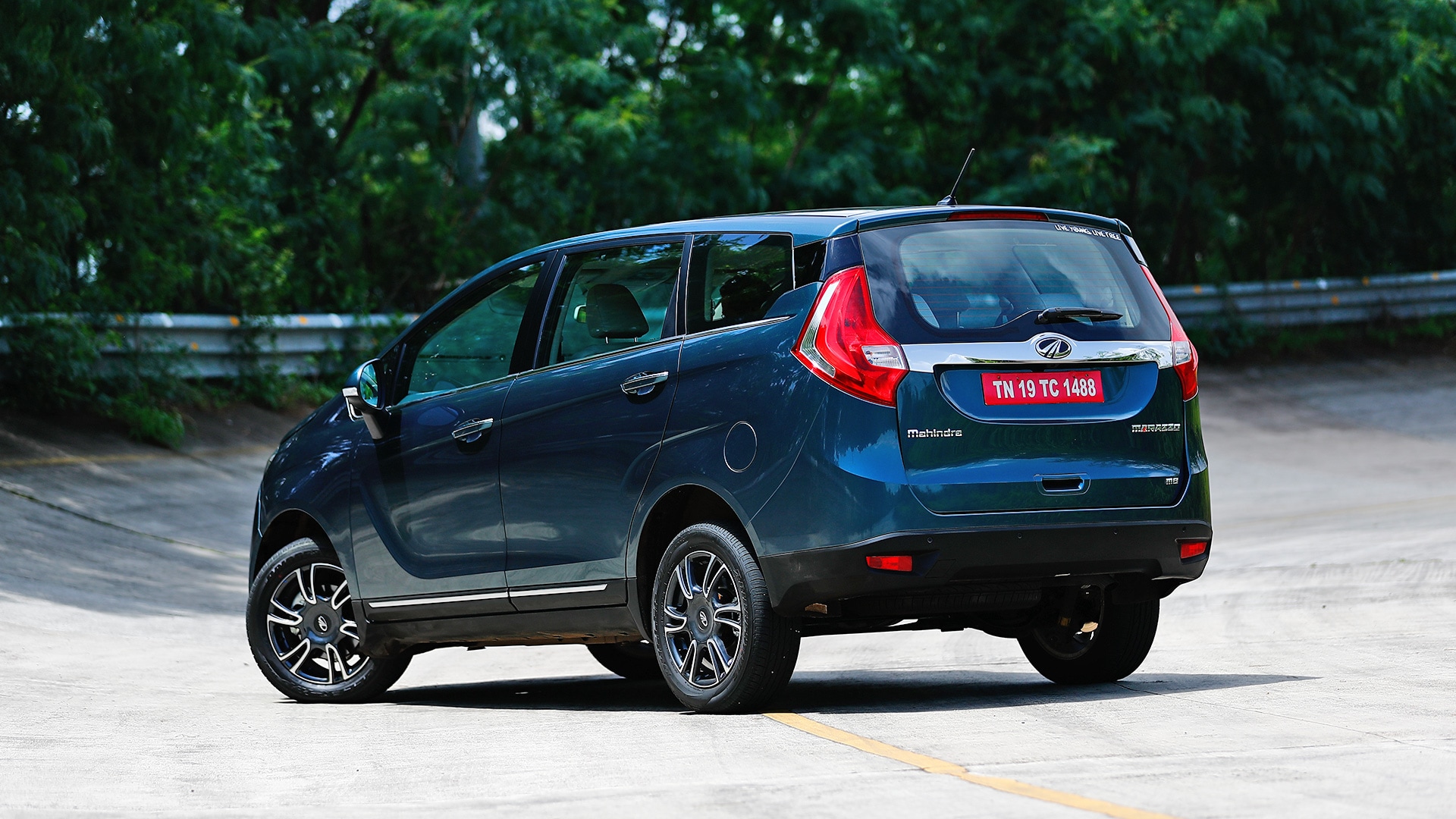 Mahindra Marazzo 2018 M8 Exterior