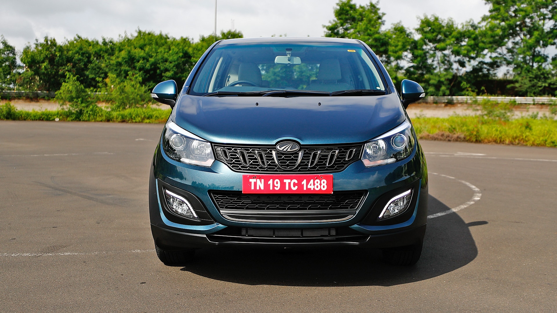 Mahindra Marazzo 2018 M8 Compare