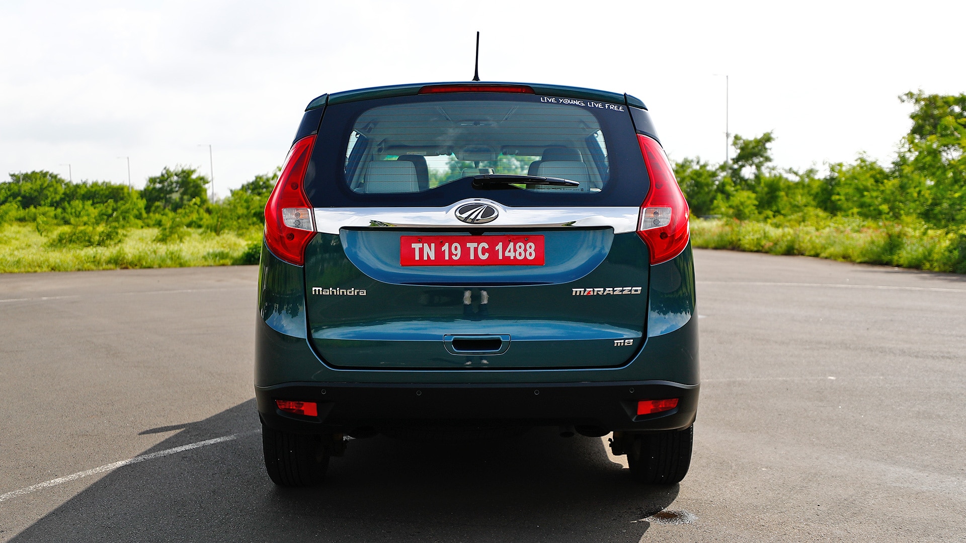 Mahindra Marazzo 2018 M8 Compare