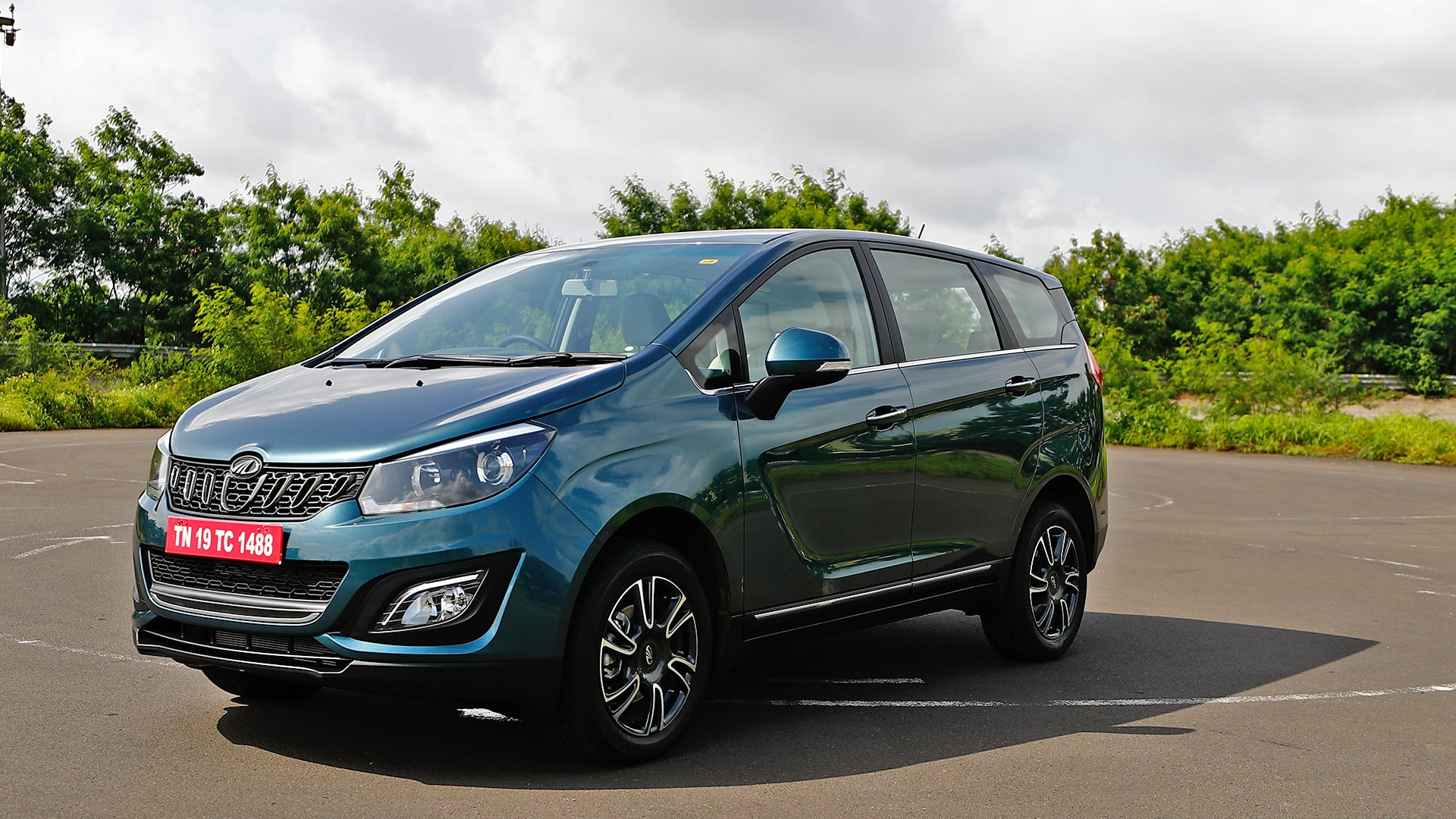 Mahindra Marazzo 2018 M8 Compare