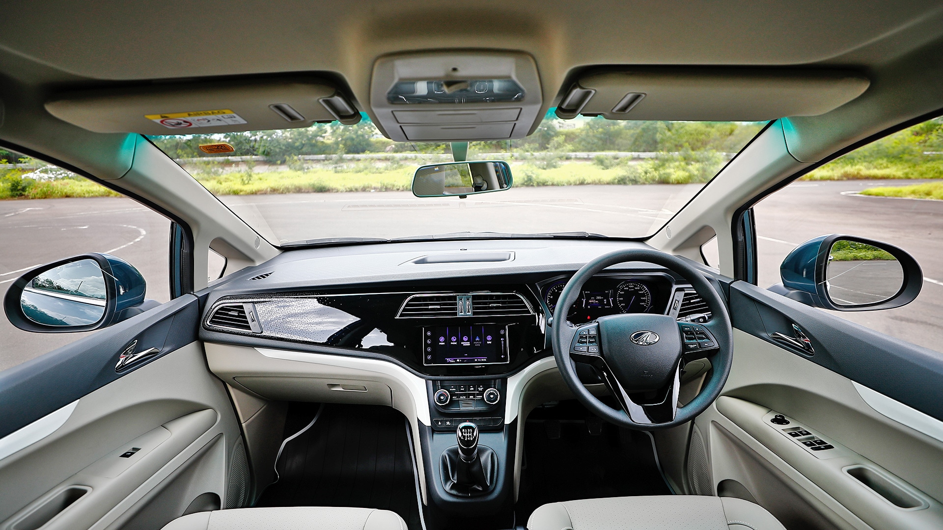 Mahindra Marazzo 2018 M8 Compare