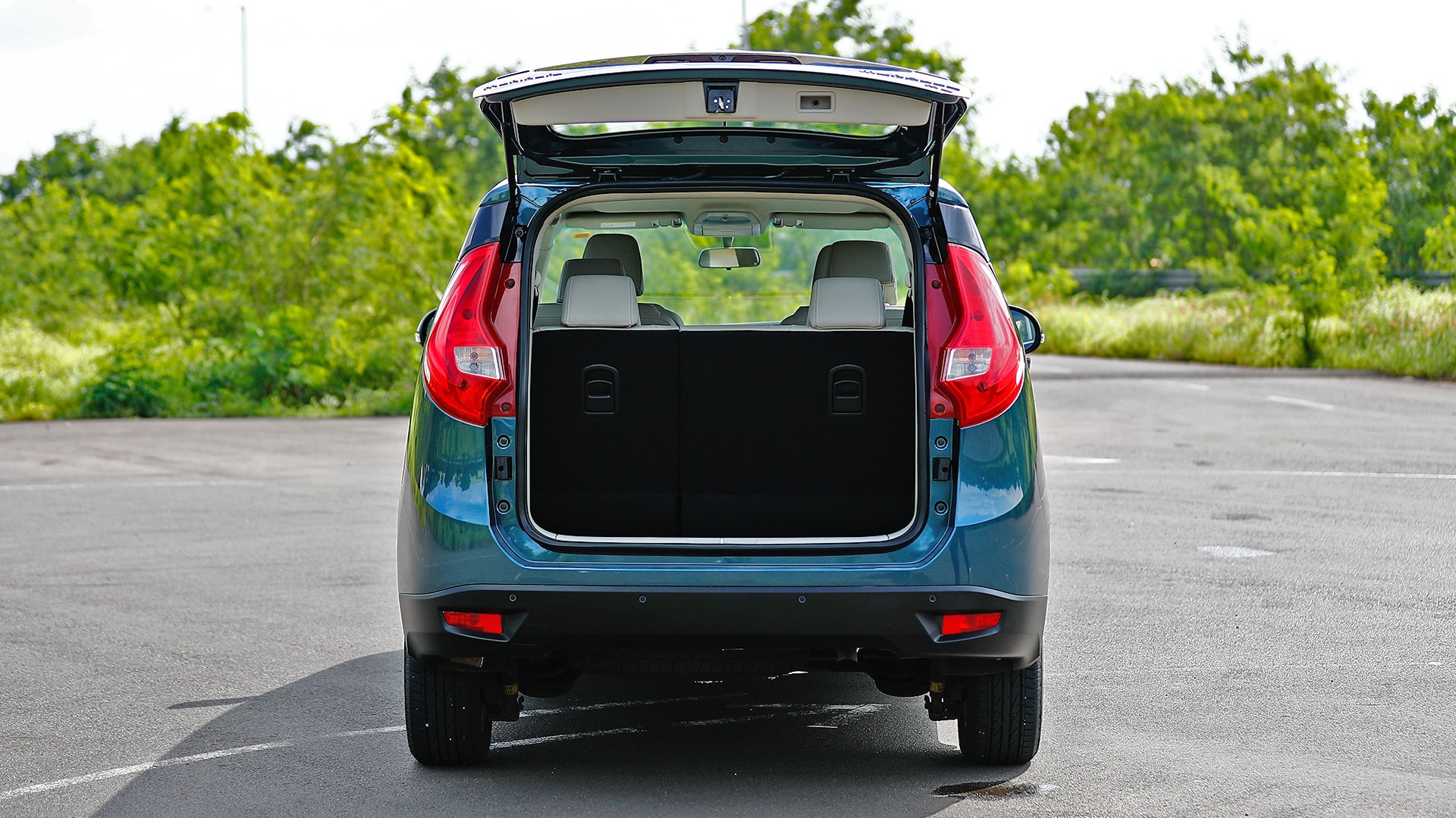 Mahindra Marazzo 2018 M8 Compare