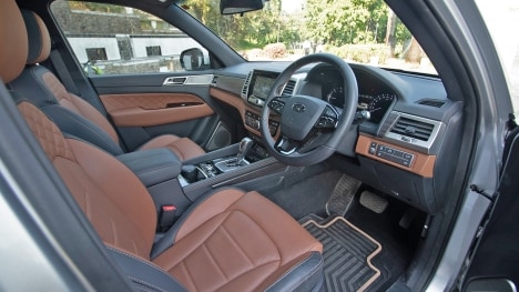 Mahindra Alturas G4 2019 2.2L Std Interior