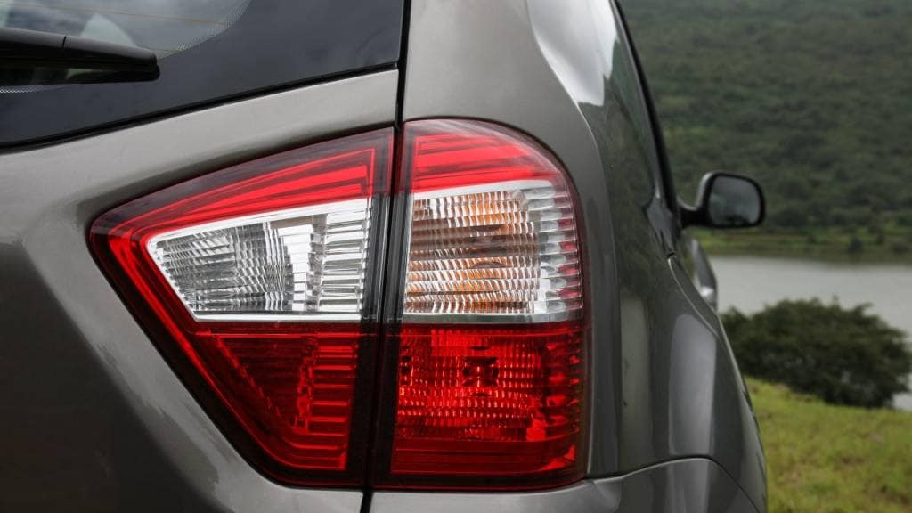 Nissan has made the rear lamps fully functional and they aren't simply dummy plastic pieces added onto the sides