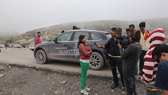 Shumi interviews Prerna for the TV show