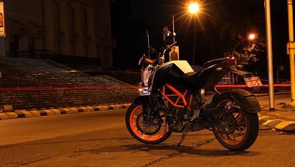 The orange trellis frame is identical to the 200 and the only difference in chassis terms are ABS-equipped brakes and the amazing Metzeler tyres