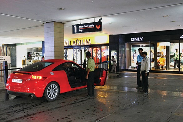 Shopping A last minute invite to a manufacturer's cocktail party meant I had to be dressed in formal attire. I was apparently not dressed for the ocassion and went shopping to a  high lifestyle luxury shopping mall. What happened next? There wasn't one but three valets in line for the key! 