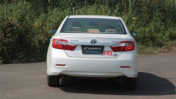 Look closely and you will find a different bumper, logos with a blue hue and the hybrid badging on its front fenders and boot lid