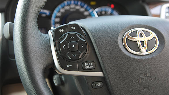 The steering has infotainment controls on it