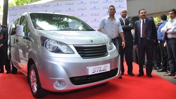 MS Dhoni with Ashok Leyland vice chairman V Sumantran and ALL executive director (LCV) Nitin Seth at the Stile launch
