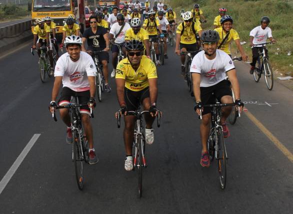 Karun Chandhok flanked by Aditya Patel (left) and Armaan Ebrahim (right) as the KC500 kicks off