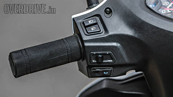 The Swish has simple dials and a rather shallow boot. It has quality switchgear but thick optional grips that you're better off without
