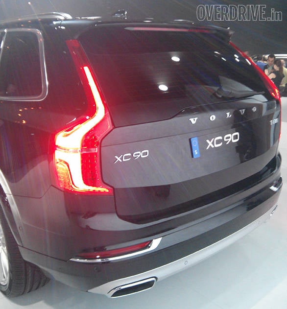 The rear end has also seen a complete re-design but retains that wide bottom look that we've gotten used to