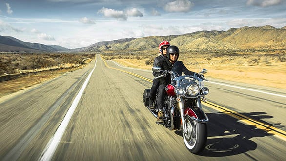 Triumph Thunderbird LT_action002