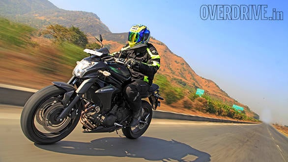 The riding position is upright and comfortable with a slight sporty bend of the legs