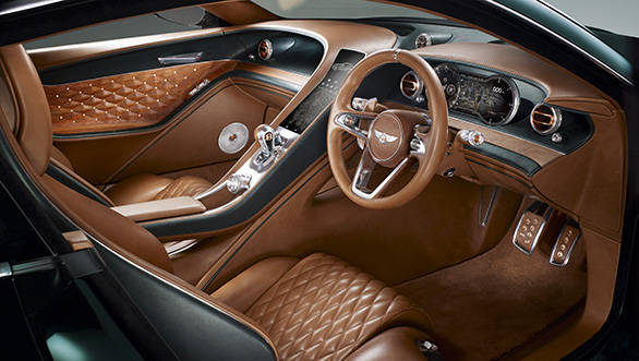 The inspiration for the interior comes from the continuous line that runs around the cabin, driving through the console and into two symmetrical wings before flowing into the door and looping back into the console armrest. 