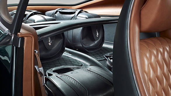 The rear interior space is divided into two compartments designed to house a specifically designed four-piece luggage set