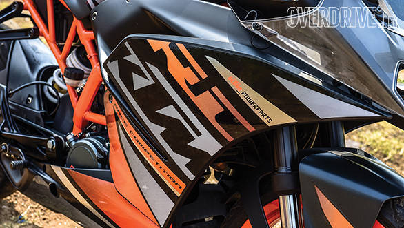 KTM RC200 vs Yamaha R15 vs Bajaj Pulsar RS200 (11)