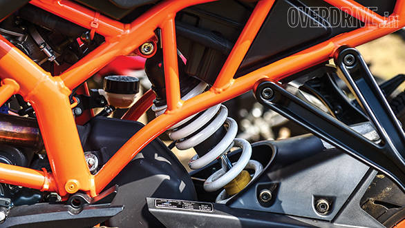 KTM RC200 vs Yamaha R15 vs Bajaj Pulsar RS200 (12)