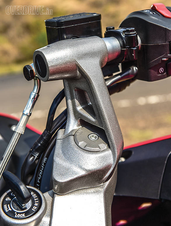 KTM RC200 vs Yamaha R15 vs Bajaj Pulsar RS200 (17)