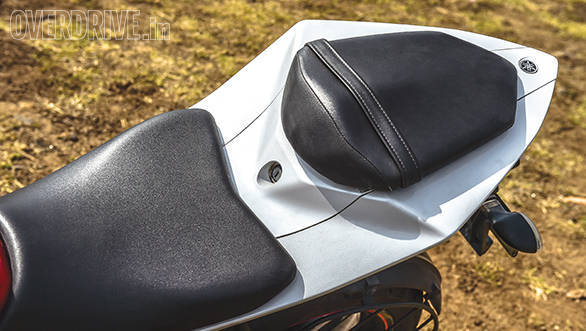 KTM RC200 vs Yamaha R15 vs Bajaj Pulsar RS200 (19)