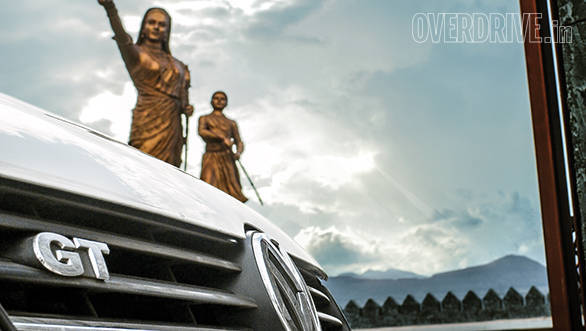 A statue of Jijabai and a young Shivaji at Shivneri