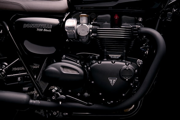 The 2016 Triumph Bonneville T120 Black gets an all-black engine treatment and the finish levels really are excellent. Note the fake-carb throttle body and the blacked-out exhaust header