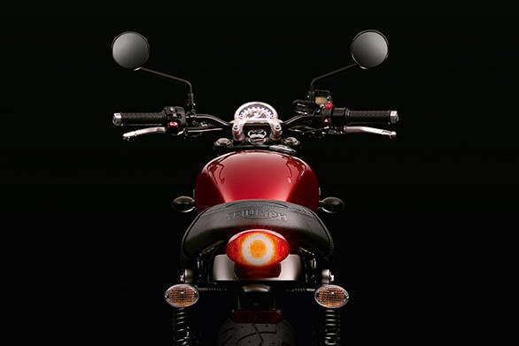 Like the outgoing base Bonneville, the 2016 Triumph Bonneville Street Twin is a compact looking and feeling motorcycle that belies its 900cc engine or torque output. That's great news for new riders
