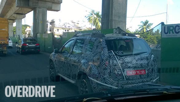 2016 Renault Duster spied (2)