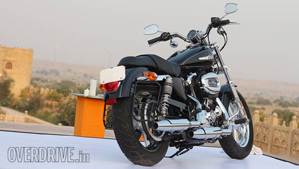 The staggered Harley-Davidson 1200 Custom pipes, lots of chrome on the engine and minimalist bodywork allows the Harley-Davidson 1200 Custom to look tidy and focused.