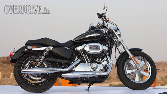 The Harley-Davidson 1200 Custom looks tightly packed and compact thanks to a front-end that isn't too raked out. Note double sided saree guard
