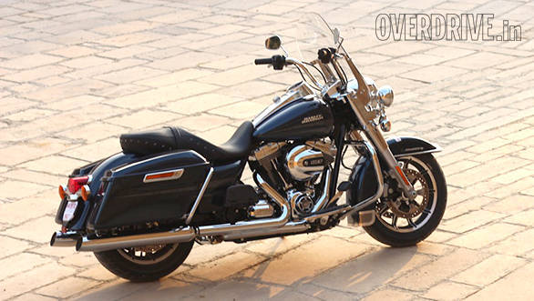 The Harley-Davidson Road King looks great. Dark colours set off the surfeit of chrome perfectly and while you can argue the usefulness of the windshield in our hot weather, it certainly looks great