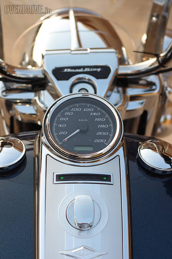 Like many Harleys, the Harley-Davidson Road King's tank top speedo looks very simple but that little digital readout shows loads of information, one line at a time. The idiot lights can be hard to see when wearing a full face helmet, though