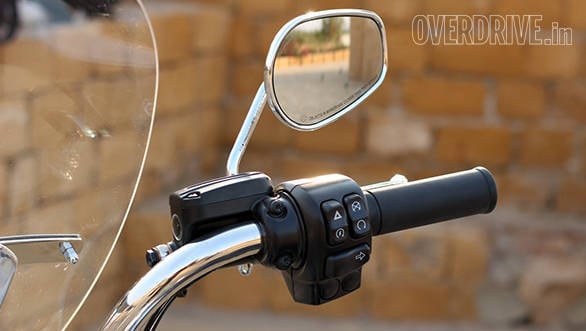 The Harley-Davidson Road King mirrors looks short of stalk, but work very well. Harley's typical switch gear places the engine kill switch, thumb starter and hazard lights above the right side indicator. The Road King has two blank switches below all this