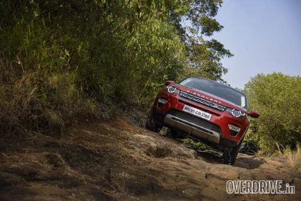 Kicking up some dirt at the Land Rover Experience Land Rover Discovery Drive (18)
