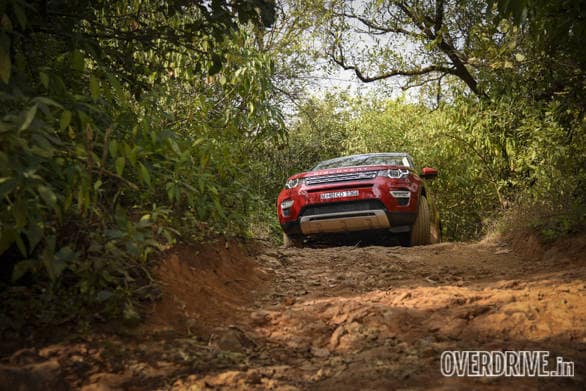 Kicking up some dirt at the Land Rover Experience Land Rover Discovery Drive (21)
