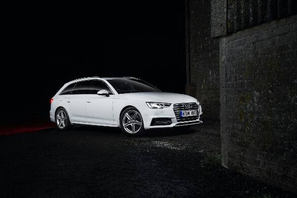Audi begins deliveries of the new A4 Avant in the UK A4 Avant NW 1-586x391