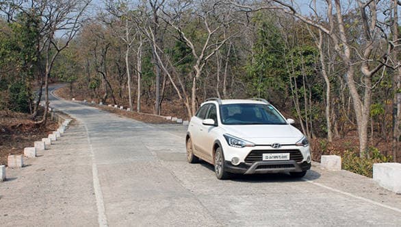Forest road on the way to Kanha Tiger Reserve