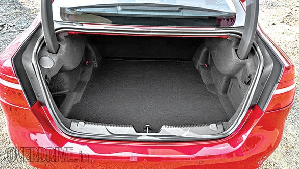 Jaguar XE vs Mercedes Benz C Class (2)