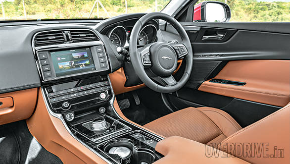 Jaguar XE vs Mercedes Benz C Class (3)