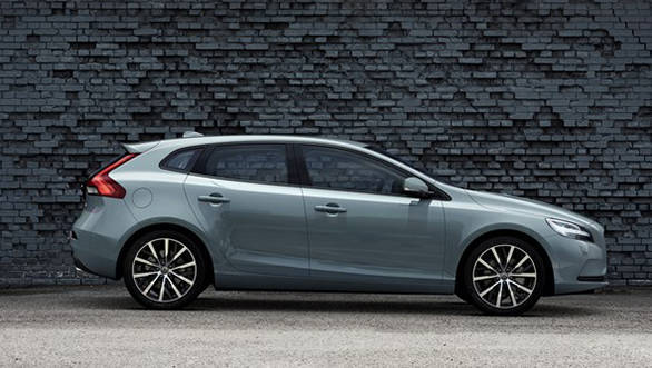 Volvo V40 and V40 Cross Country facelift unveiled Volvo V40 T4 Momentum Location Profile