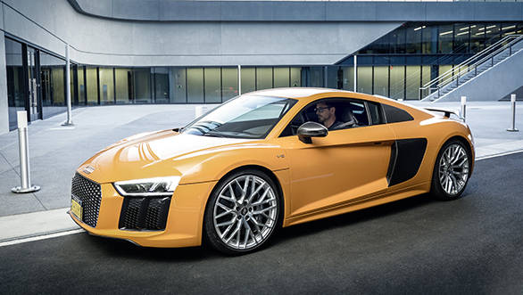 Super Heroes in Marvel's Captain America: Civil War driv