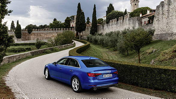 Static photo,  Colour: in crystal effect paint finish Ara Blue