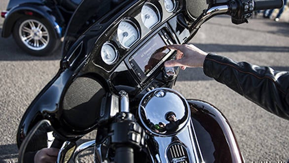 Harley-Davidson-Street-Glide-(3)