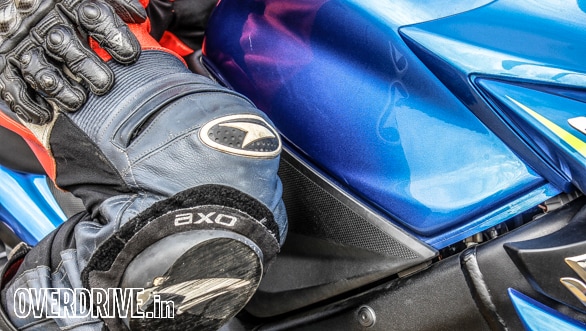 A slippery tank makes it hard to hang on under hard acceleration. this bike could really do with Stomp Grips!