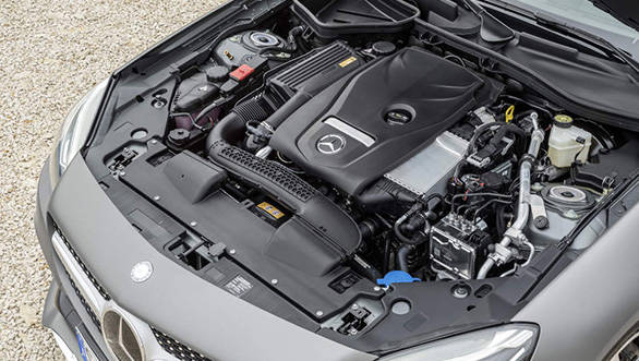 Mercedes-Benz SLC 300; 4-Zylinder Benzinmotor, 180 kW (245 PS), 370 Nm Kraftstoffverbrauch kombiniert (l/100 km):  5,8, CO2-Emissionen kombiniert (g/km): 134; four cylinder petrol engine, 180 kW (245 hp), 370 Nm; Fuel consumption, combined (l/100 km):   5.8, CO2 emissions, combined (g/km):  134