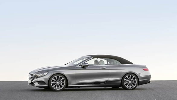 Mercedes-Benz S 500 Cabriolet, 2015. Exterieur: Selenitgrau; Interieur: Leder porzellan/tiefseeblau; Kraftstoffverbrauch  kombiniert (l/100 km): 8,5; CO2 Emissionen kombiniert (g/km): 199 exterior: selenite grey; interior: leather porcelain/deep-sea blue; fuel consumption combined (l/100 km): 8.5; CO2 emissions combined (g/km): 199