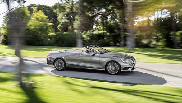 Mercedes-Benz S 500 Cabriolet, 2015. Exterieur: Selenitgrau; Interieur: Leder porzellan/tiefseeblau; Kraftstoffverbrauch  kombiniert (l/100 km): 8,5; CO2 Emissionen kombiniert (g/km): 199 exterior: selenite grey; interior: leather porcelain/deep-sea blue; fuel consumption combined (l/100 km): 8.5; CO2 emissions combined (g/km): 199